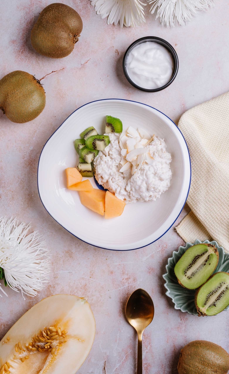 Tropikalna owsianka na płatkach górskich, jogurt kokosowy, melon i kiwi
