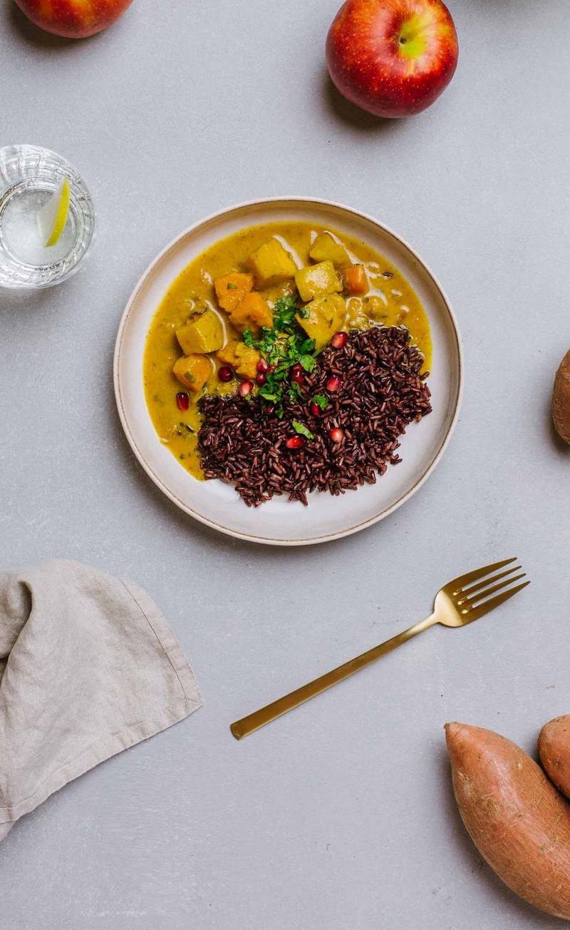 Curry z jabłek i batatów, ryż czarny