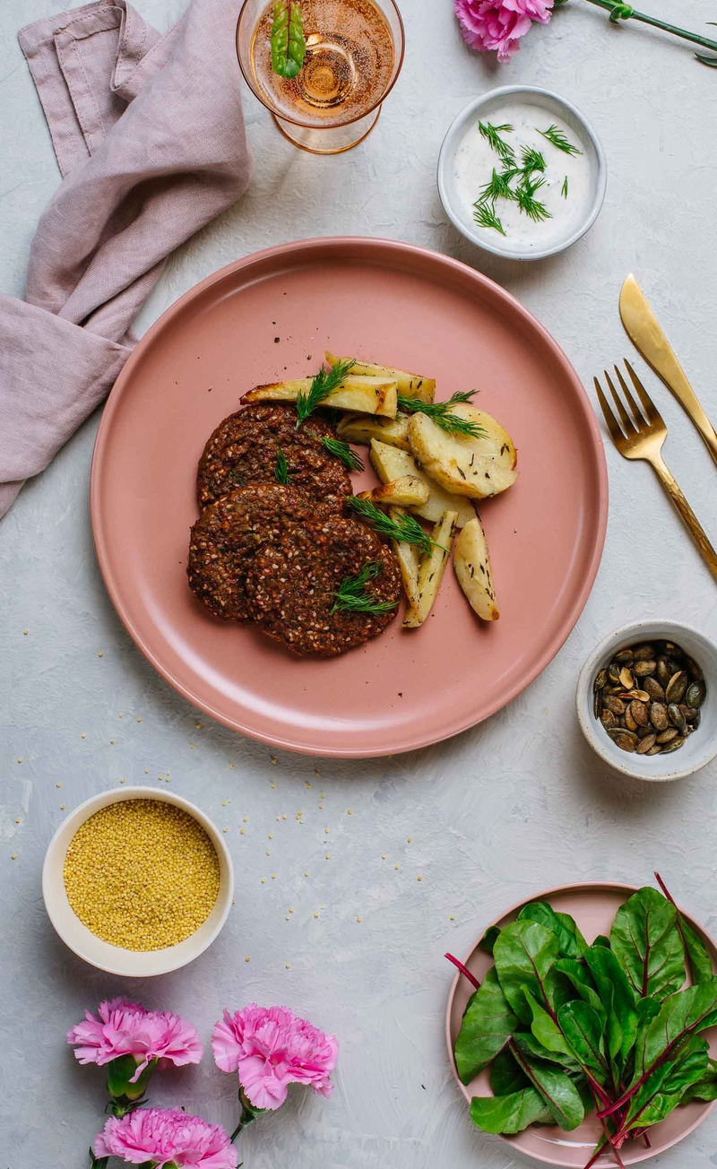 BEAUTY_Botwinkowe burgery z pestkami dyni i sezamem, dip koperkowy z oliwą z oliwek, łódeczki ziemniaczane