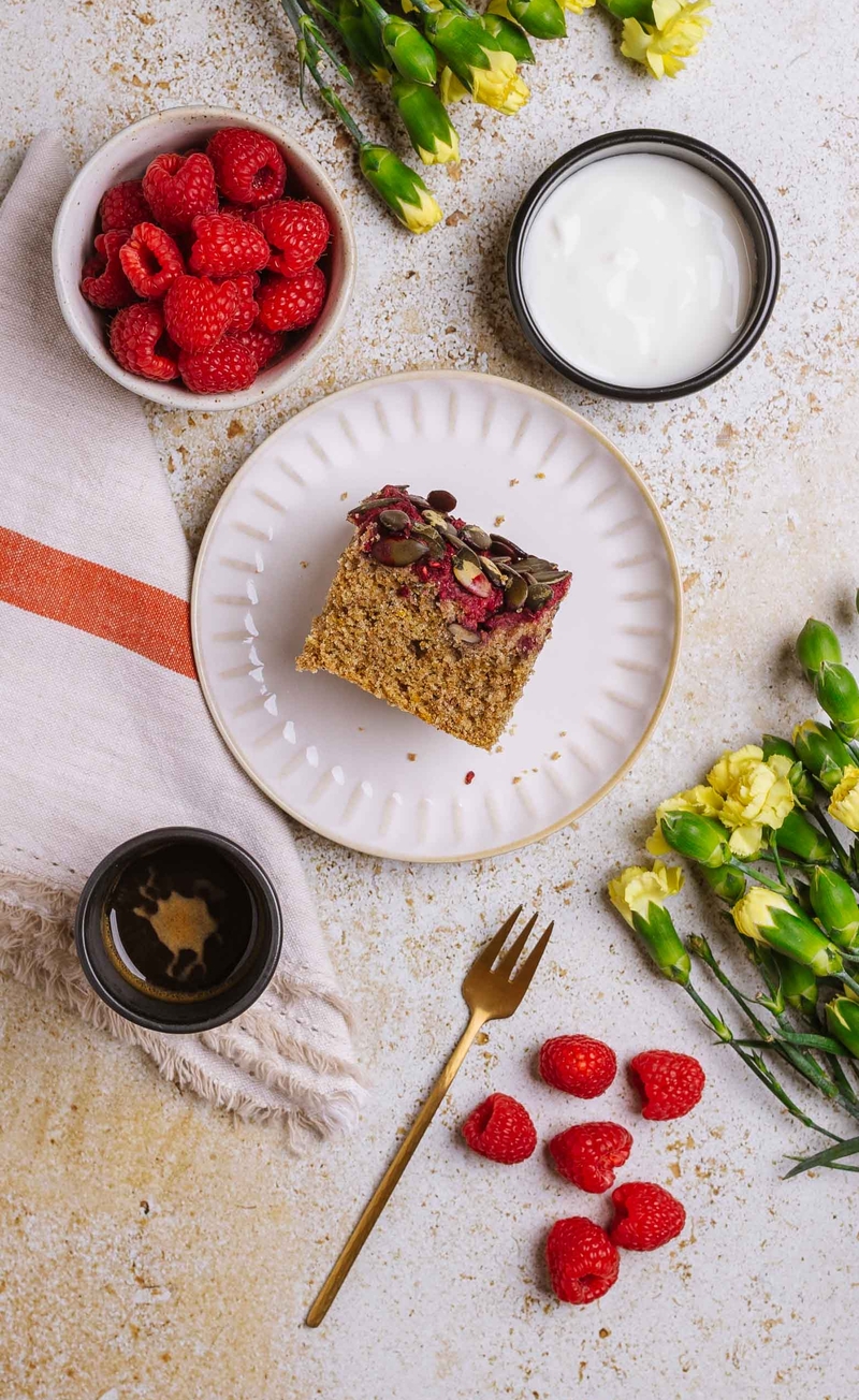 Pełnoziarniste ciasto z malinami i pestkami dyni, jogurt naturalny