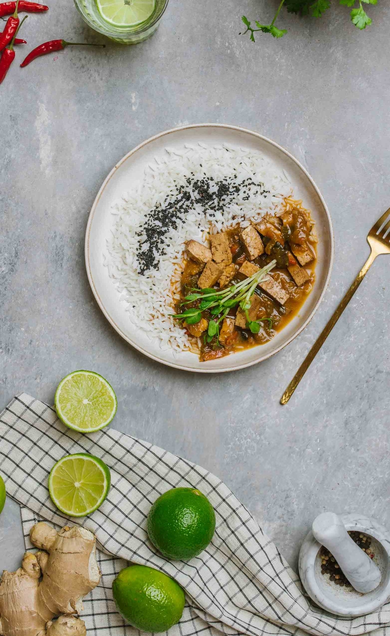 Warzywa z wędzonym tofu w sosie kung pao, ryż basmati z sezamem