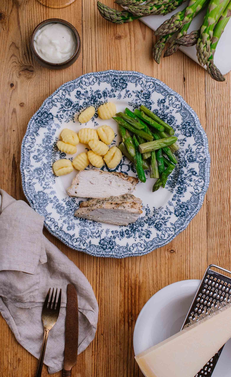 Pierś indyka w kremowym sosie truflowym z Parmigiano Reggiano, gnocchi ziemniaczane, grillowane szparagi