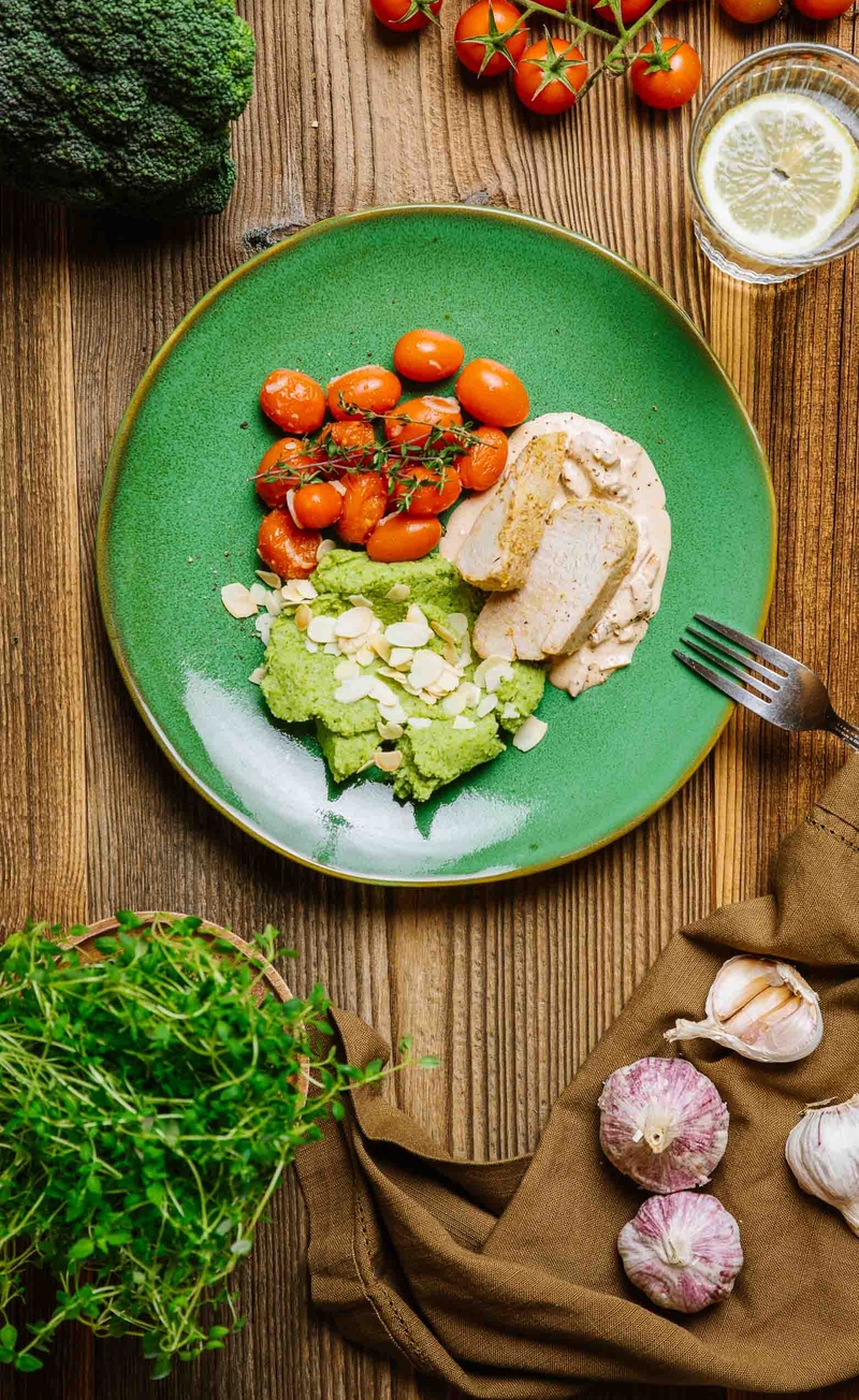 Keto polędwiczki wieprzowe w sosie z mascarpone i suszonych pomidorów, puree z brokułów z czosnkiem i płatkami migdałów, pieczone pomidorki z tymiankiem