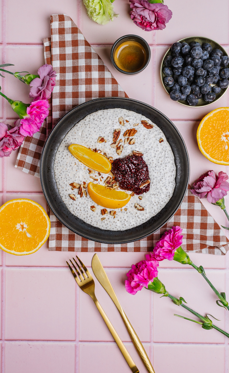Keto pudding słony karmel z orzechami pekan, chutney z czarnej porzeczki, pomarańcza