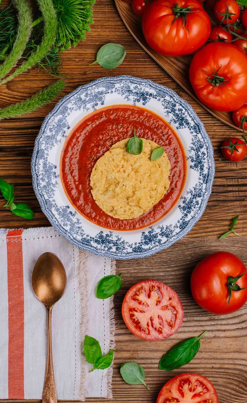 Pappa al pomodoro, chips z parmezanu