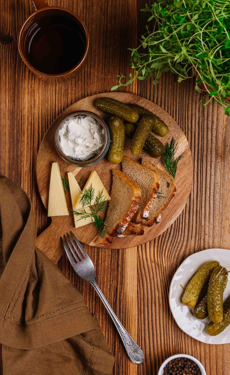 Polski antipasti box: ser Bursztyn, grzanki żytnie, serek miodowo-musztardowy, ogórki konserwowe