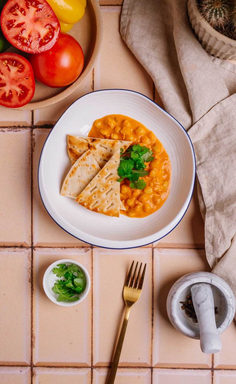 Chana masala z ciecierzycą i kolendrą, pita pszenna