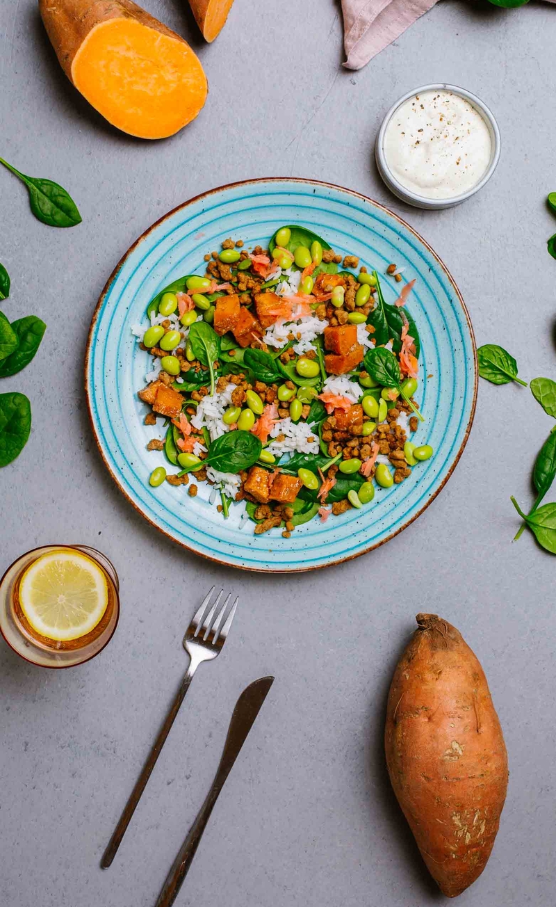 Bowl z niemięsem, edamame, marynowanymi batatami, ryżem jaśminowym i sambal mayo