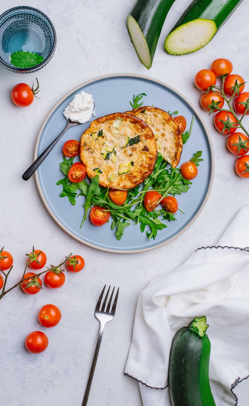 Keto quiche na mące migdałowej z mascarpone, cukinią i parmezanem, rukola z pomidorkami