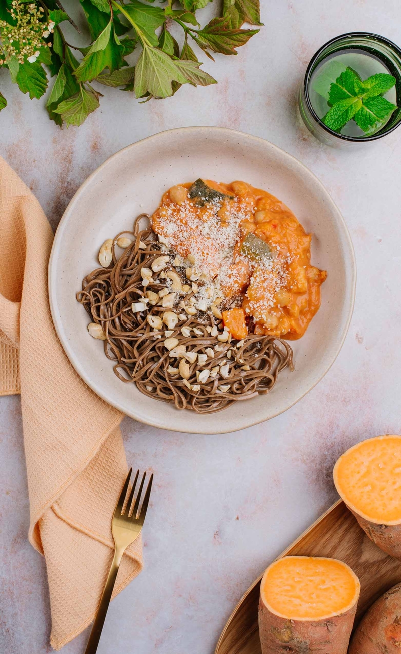 Gulasz z ciecierzycą, batatem, cukinią i parmezanem, makaron soba z orzechami nerkowca