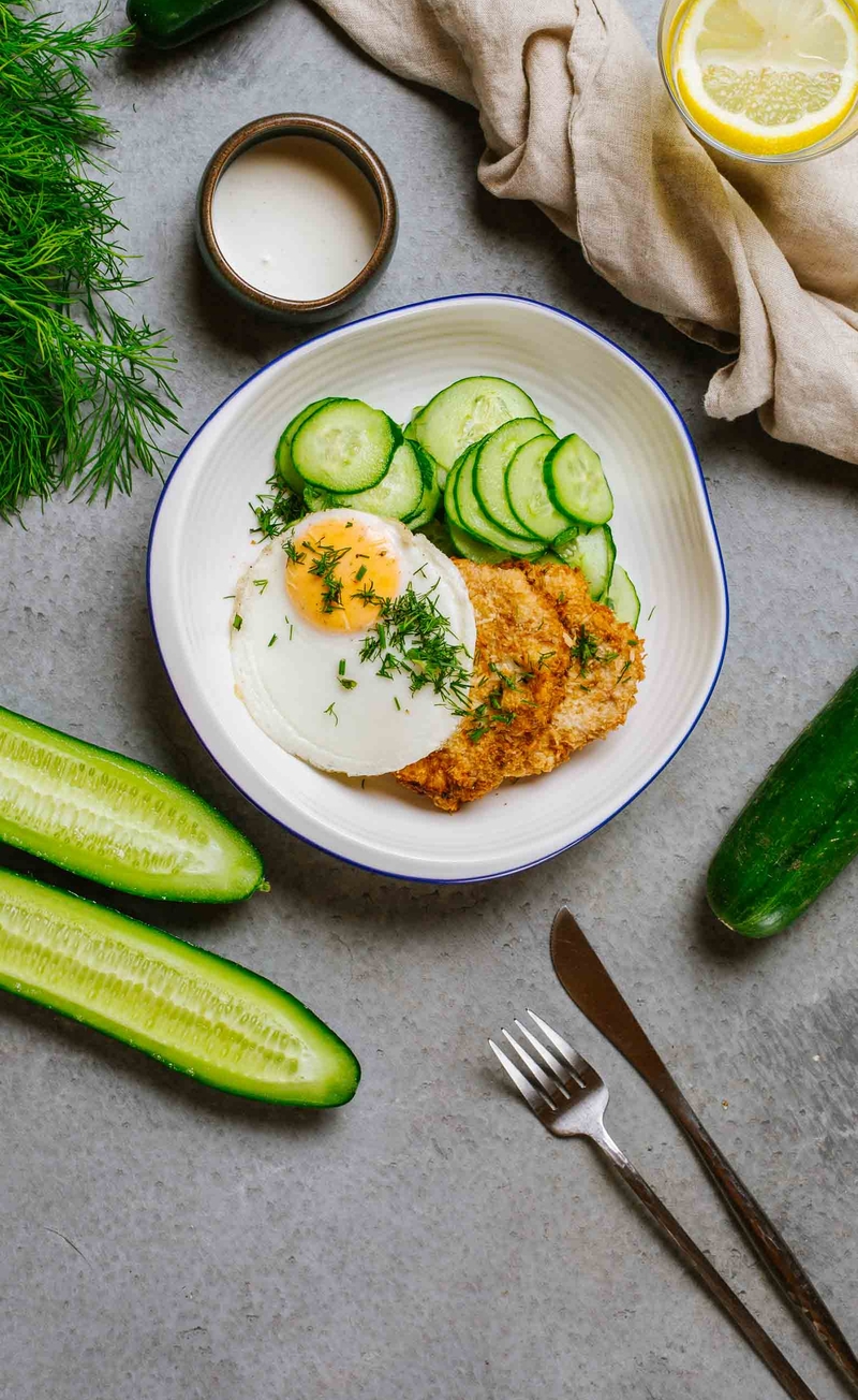 Keto sznycel po wiedeńsku, mizeria ze śmietaną
