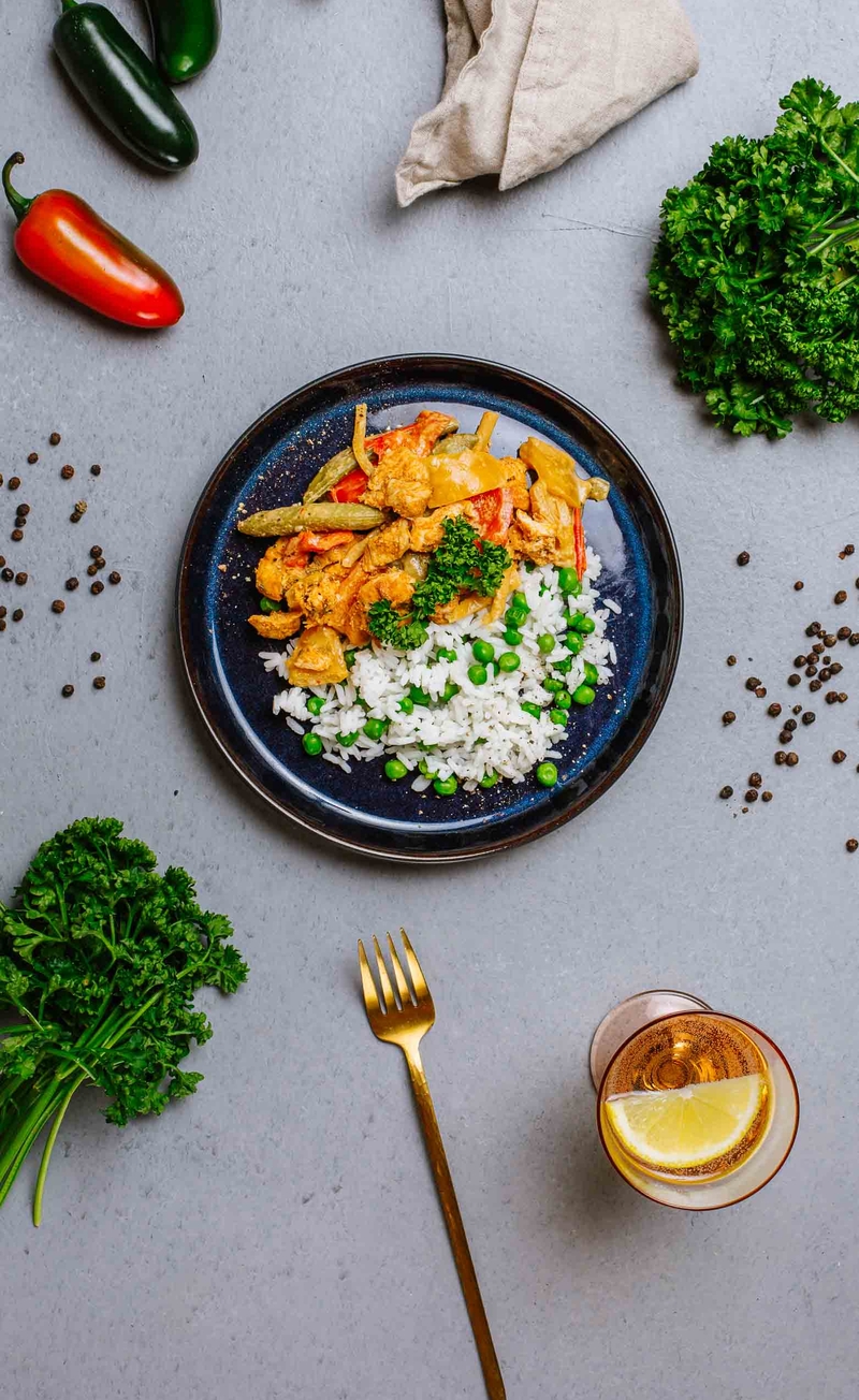 Kurczak w sosie miso wasabi z warzywami, ryż jaśminowy z zielonym groszkiem