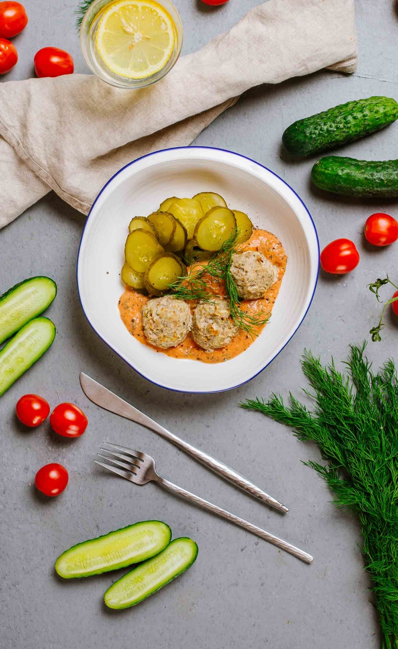 Keto gołąbki bez zawijania, sos pomidorowy ze śmietanką i koperkiem, ogórki kiszone