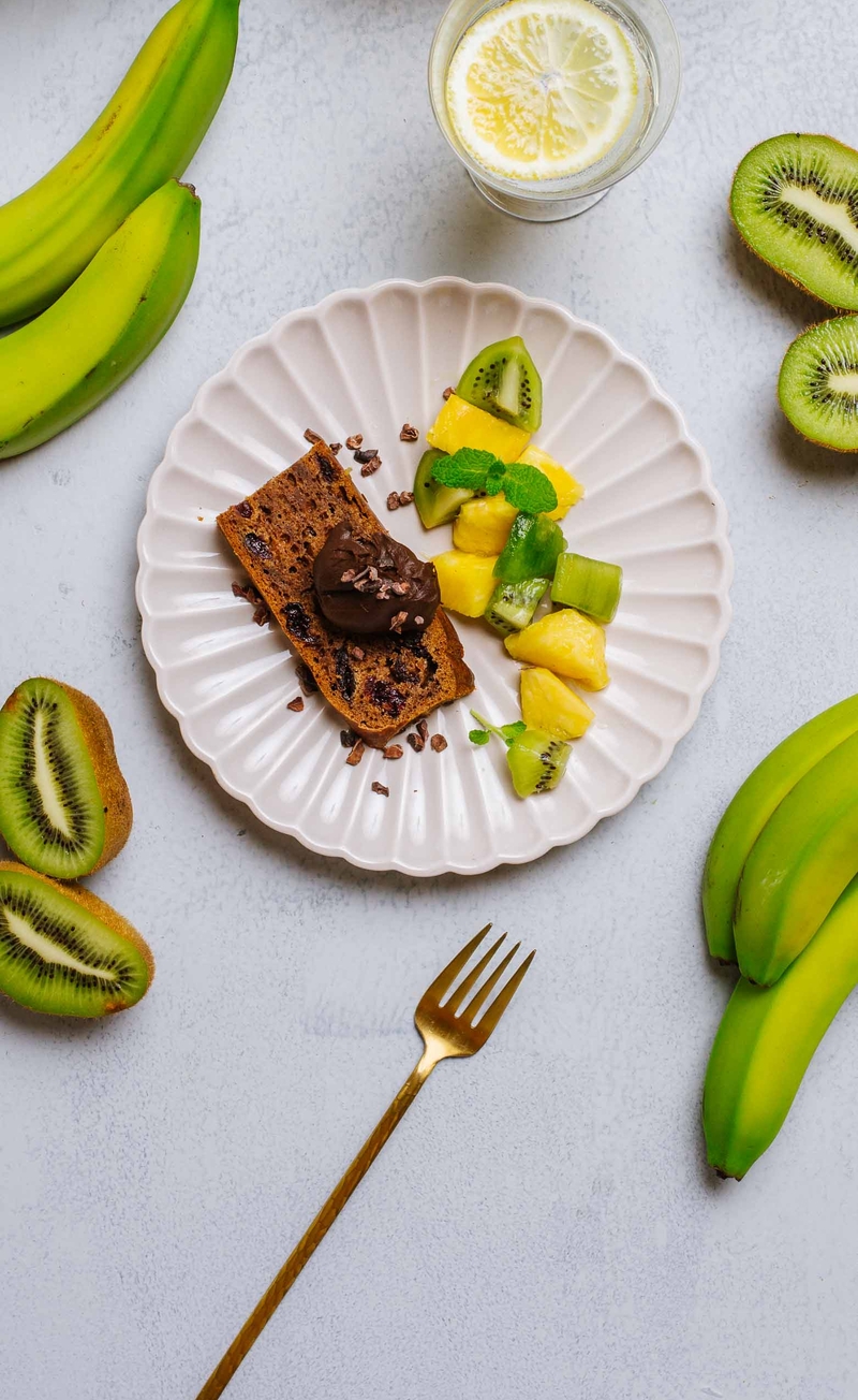 Śniadaniowy keks bananowy z żurawiną, czekoladowy serek wegański, ananas i kiwi