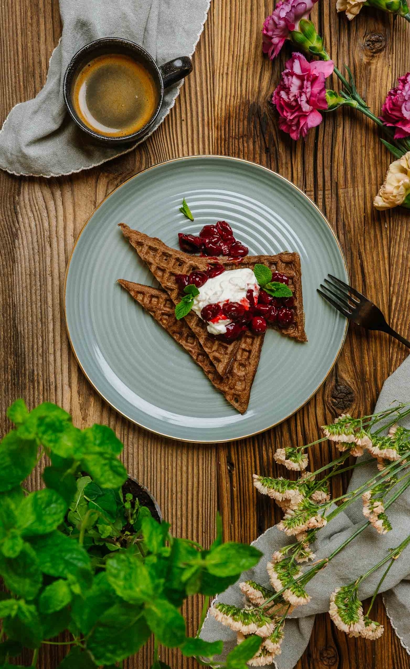 Czekoladowe keto gofry z dodatkiem sera śmietankowego, kremowe mascarpone, karmelizowane wiśnie