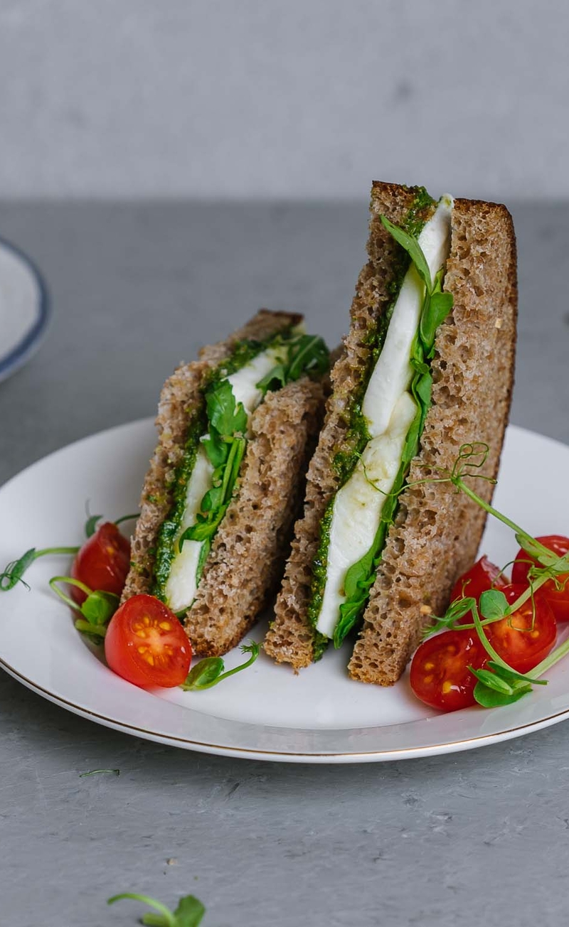 Kanapka razowa z bazyliowym pesto, rukolą i mozzarellą, pomidorki