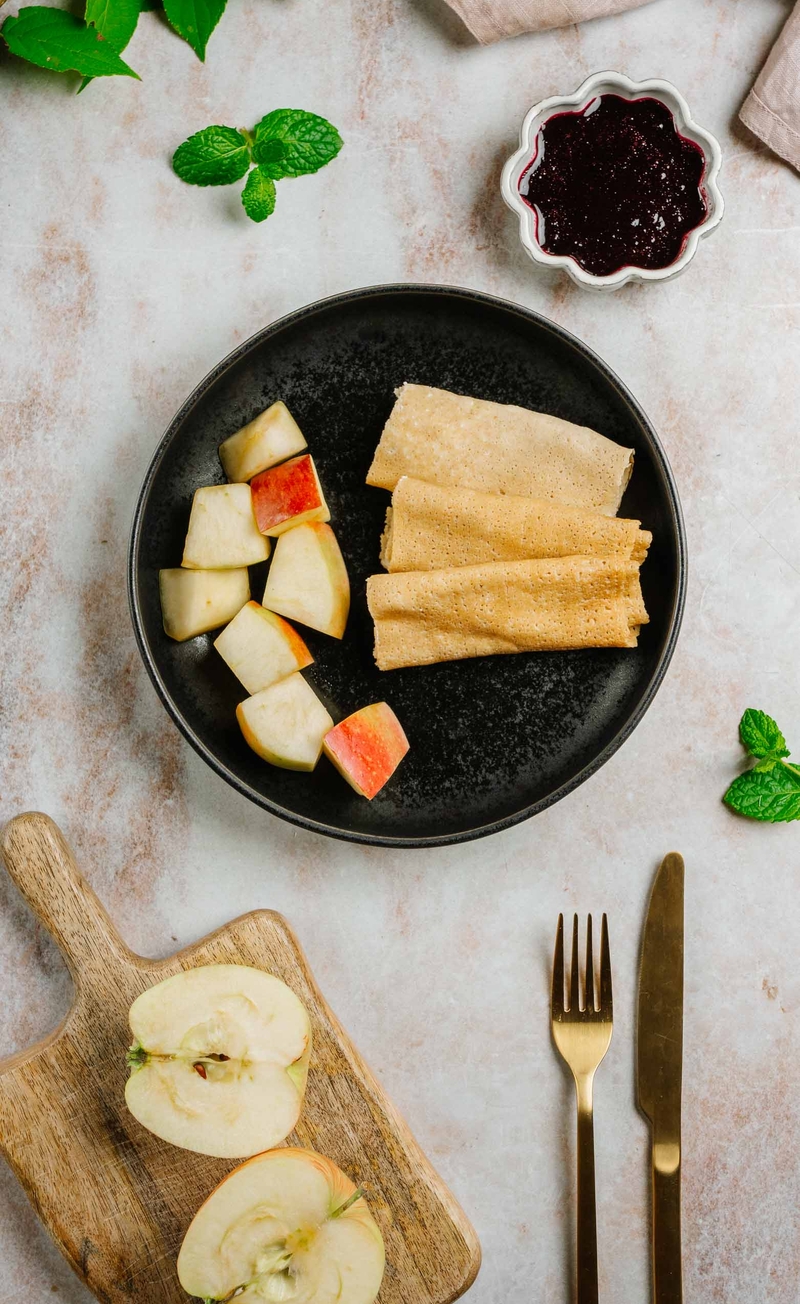 Orkiszowe naleśniki z twarożkiem, chutney jagodowy bez cukru, jabłko