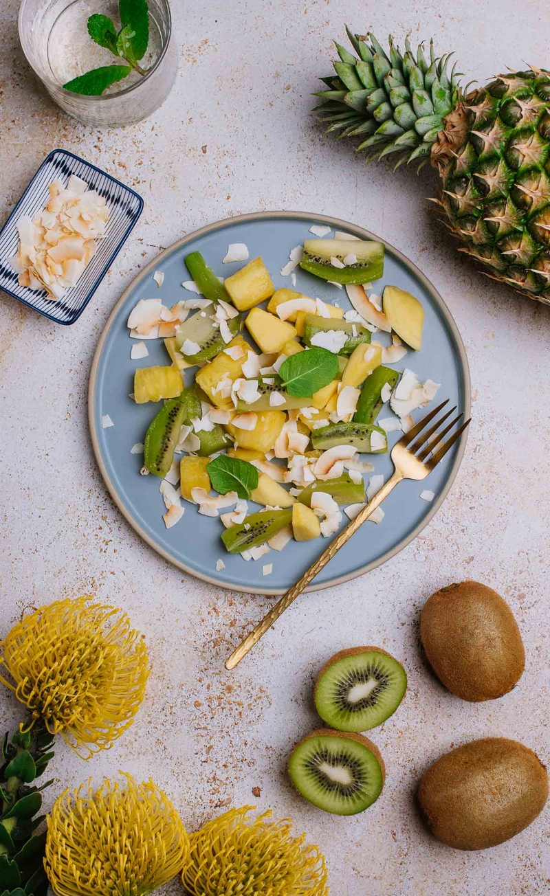 Sałatka tropikalna z ananasem, mango, kiwi i kokosem