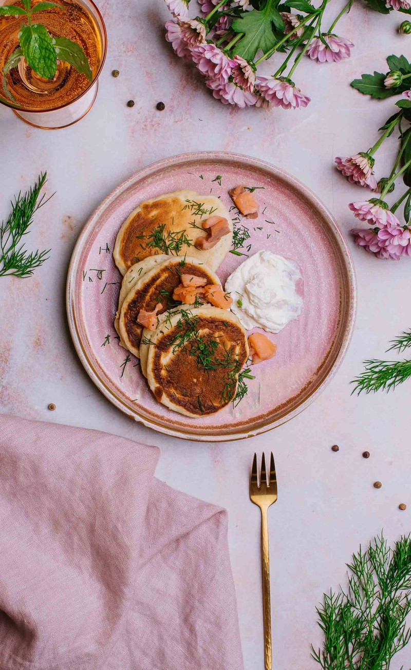 Drożdżowe bliny z koperkiem, creme fraiche z łososiem