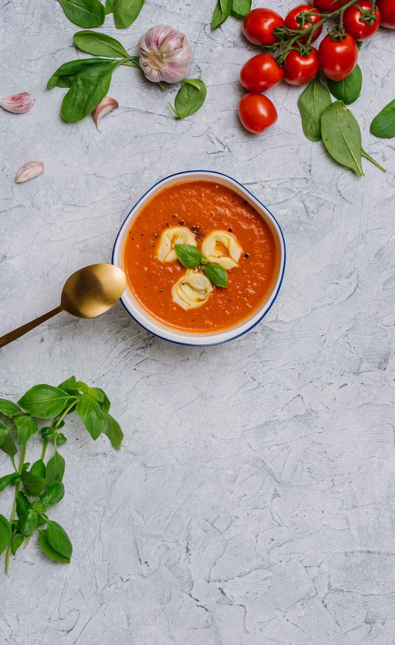 Krem pomidorowy z tortellini ze szpinakiem i ricottą