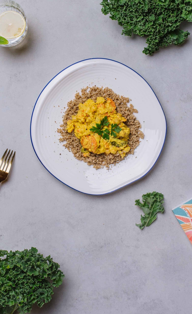 Curry z ciecierzycą, kalafiorem i marchewką, komosa ryżowa
