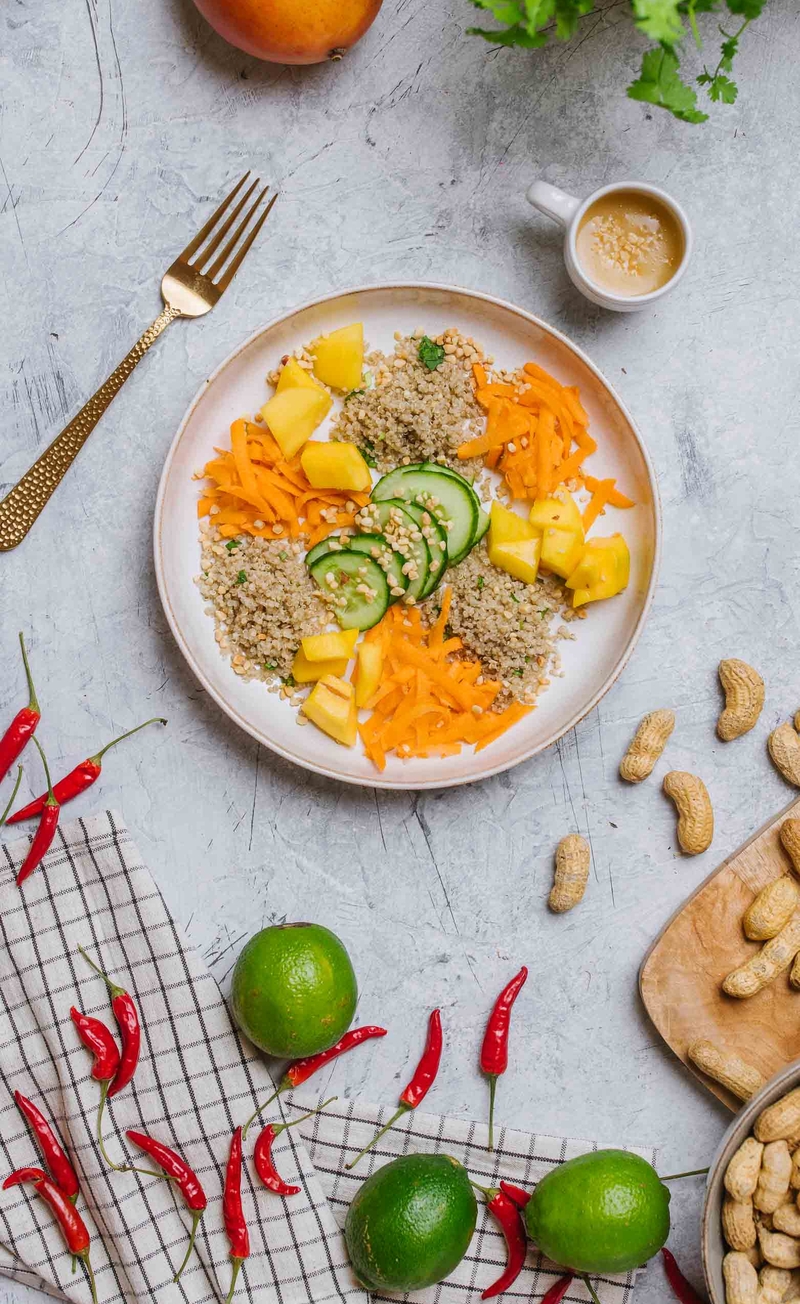Roślinna sałatka wietnamska z mango, kolendrą, orzechami ziemnymi i komosą ryżową, sos limonkowy z chili