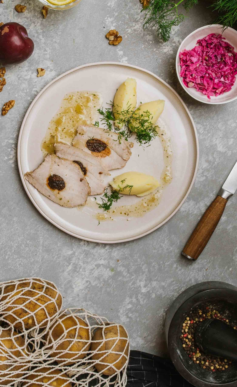 Schab faszerowany suszonymi śliwkami z sosem majerankowym, puree ziemniaczane z koperkiem, surówka z czerwonej kapusty