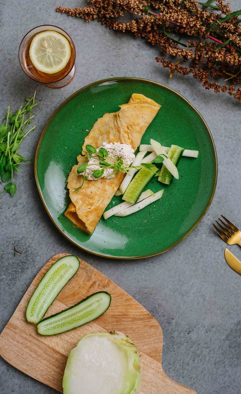 Japoński omlet tamago z serkiem z wasabi i łososiem, słupki ogórka i kalarepy