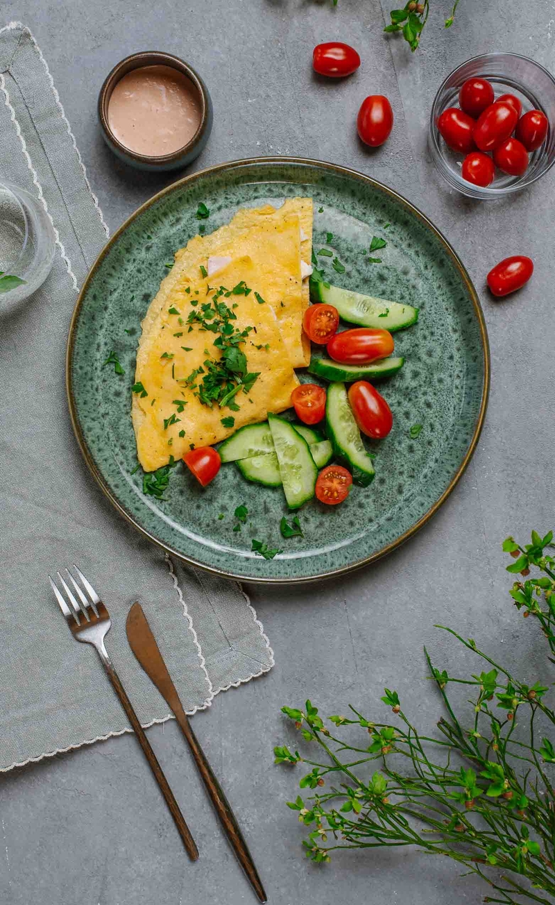 Keto omlet z niebieskim serem pleśniowym i szynką, pomidorowy mayo, pomidorki, ogórek