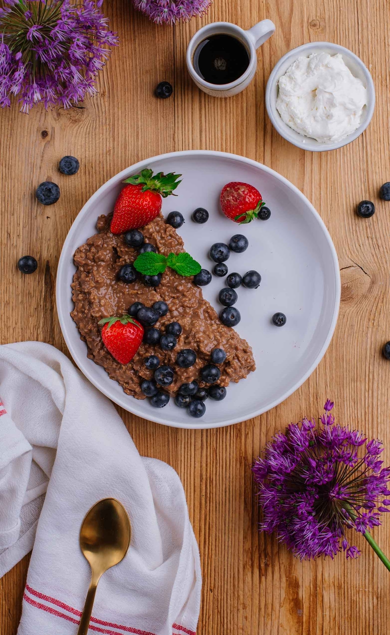 Owsianka tiramisu z kawą i kakao, krem mascarpone, borówki z truskawkami