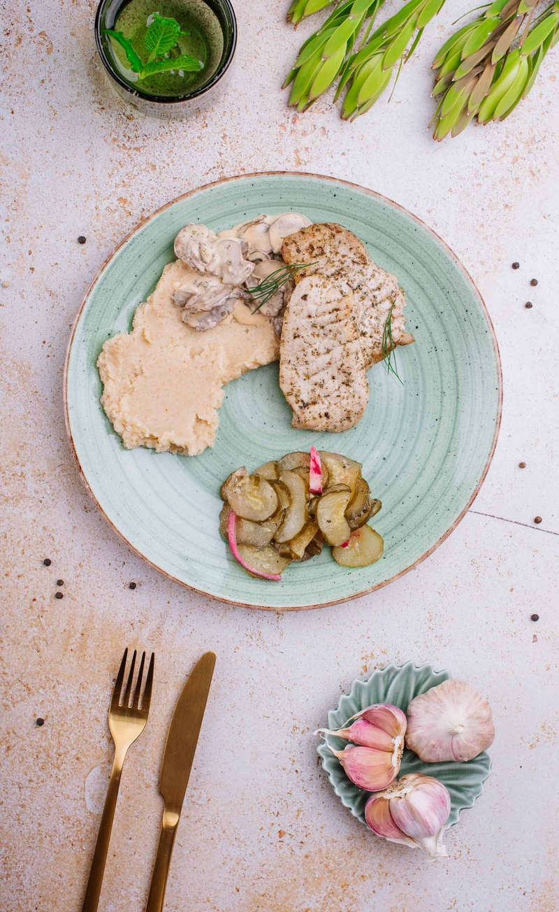 Keto medaliony wieprzowe w sosie pieczarkowym z pieczonym czosnkiem, puree z selera, surówka z kiszonym ogórkiem