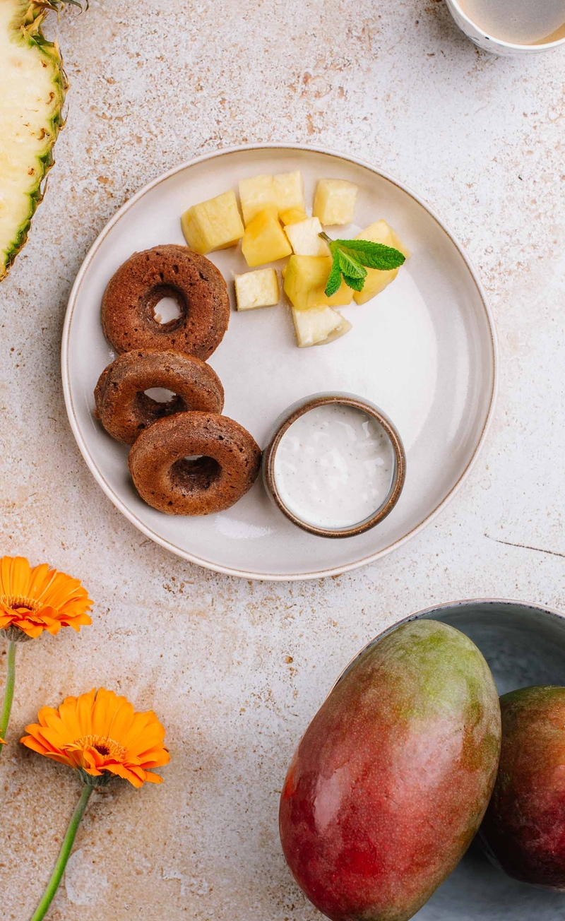 Czeko donuty twarogowe, sos waniliowy, ananas, mango
