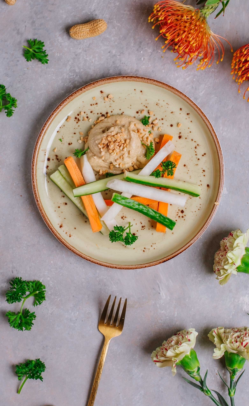 Hummus orzechowy, słupki warzyw