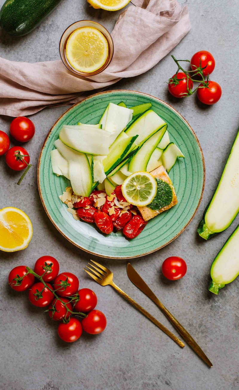 Łosoś pieczony z pesto bazyliowym i cytryną, keto tagliatelle z cukinii, pomidorki pieczone z migdałami