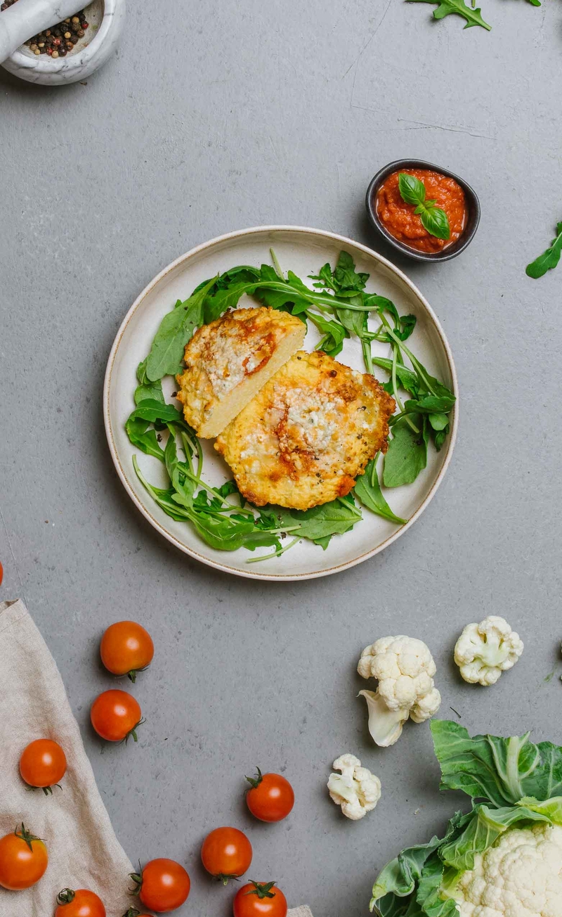 Pizza 4 sery na spodzie z kalafiora z rukolą, sos pomidorowy