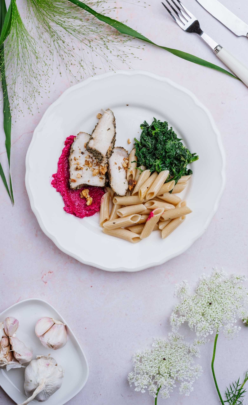 Pierś indyka w buraczkowym pesto, orzechy włoskie z natką pietruszki, razowe penne, szpinak baby z czosnkiem niedźwiedzim