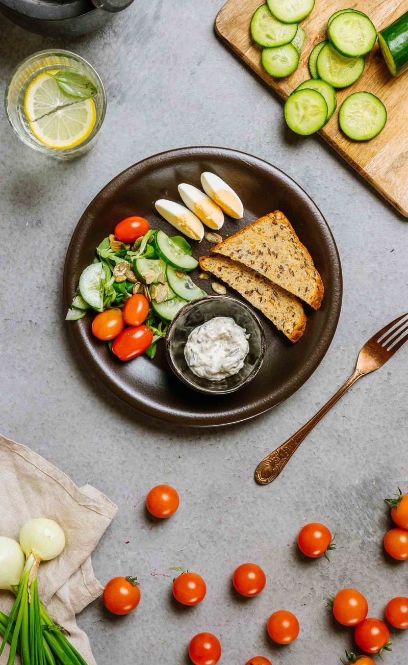 Jajko na twardo z sosem tatarskim, keto chlebek, roszponka z ogórkiem i pomidorkami
