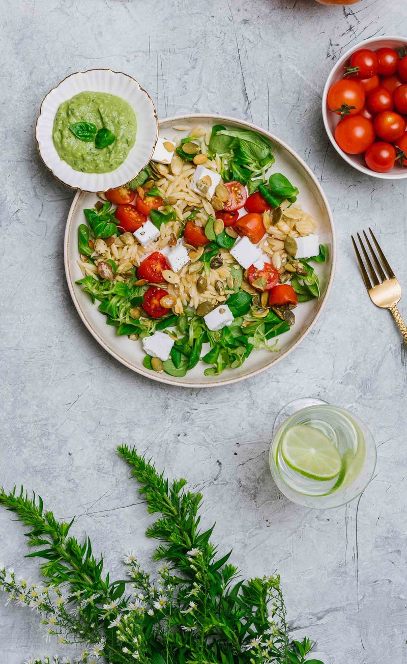 Makaron orzo z wegańską fetą, roszponką, pomidorkami daktylowymi i pestkami dyni, pesto z zielonego groszku