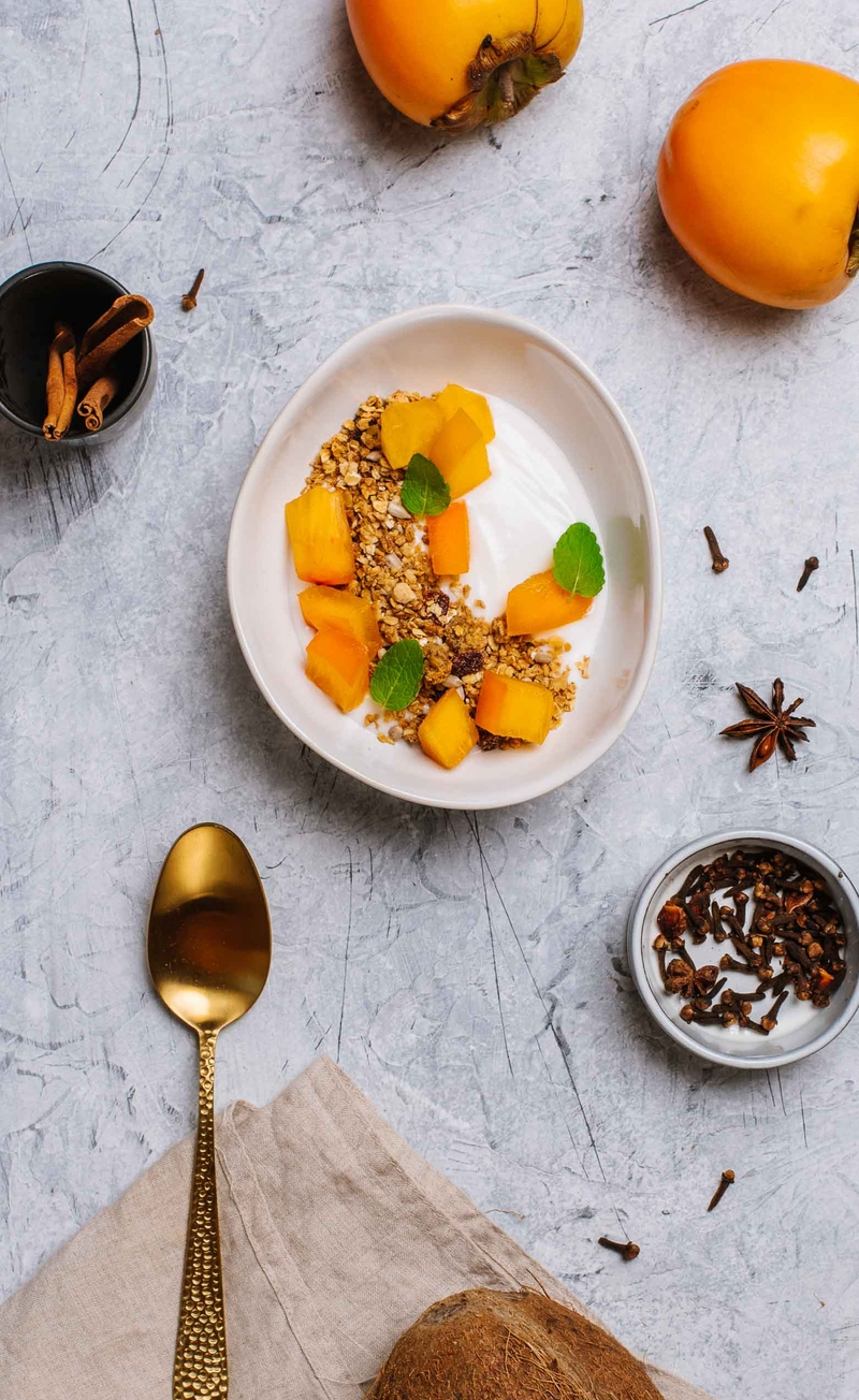 Granola piernikowa, jogurt kokosowy, persymona