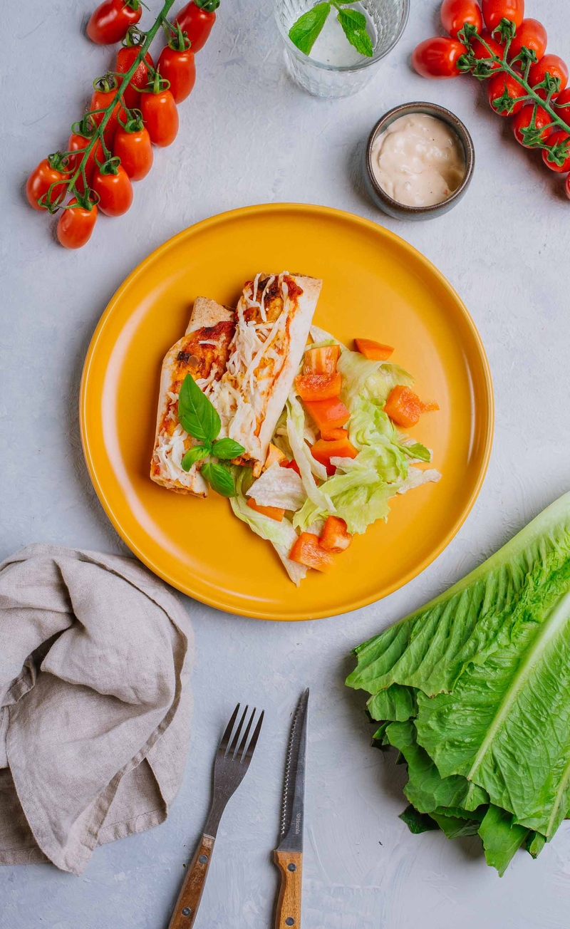 Burrito z pomidorowym farszem z czarną fasolą i chipotle, sałatka z mayo limonkowym
