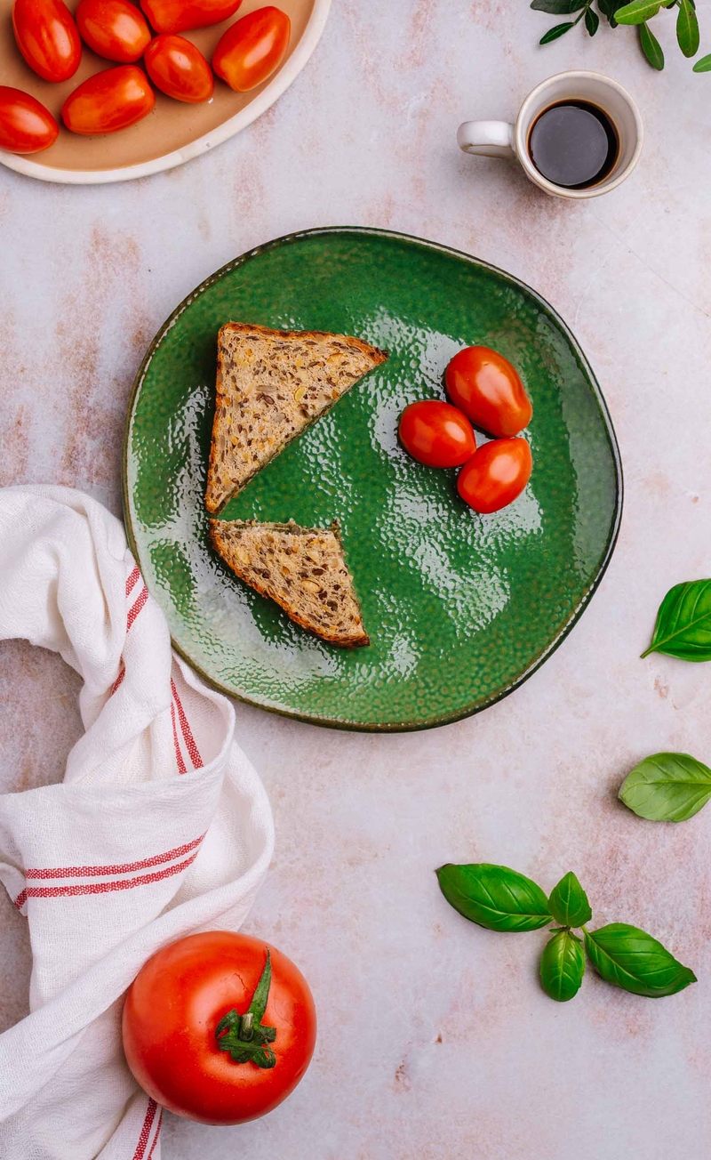 Kanapka na chlebie proteinowym z pesto bazyliowym i mozzarellą, pomidorki