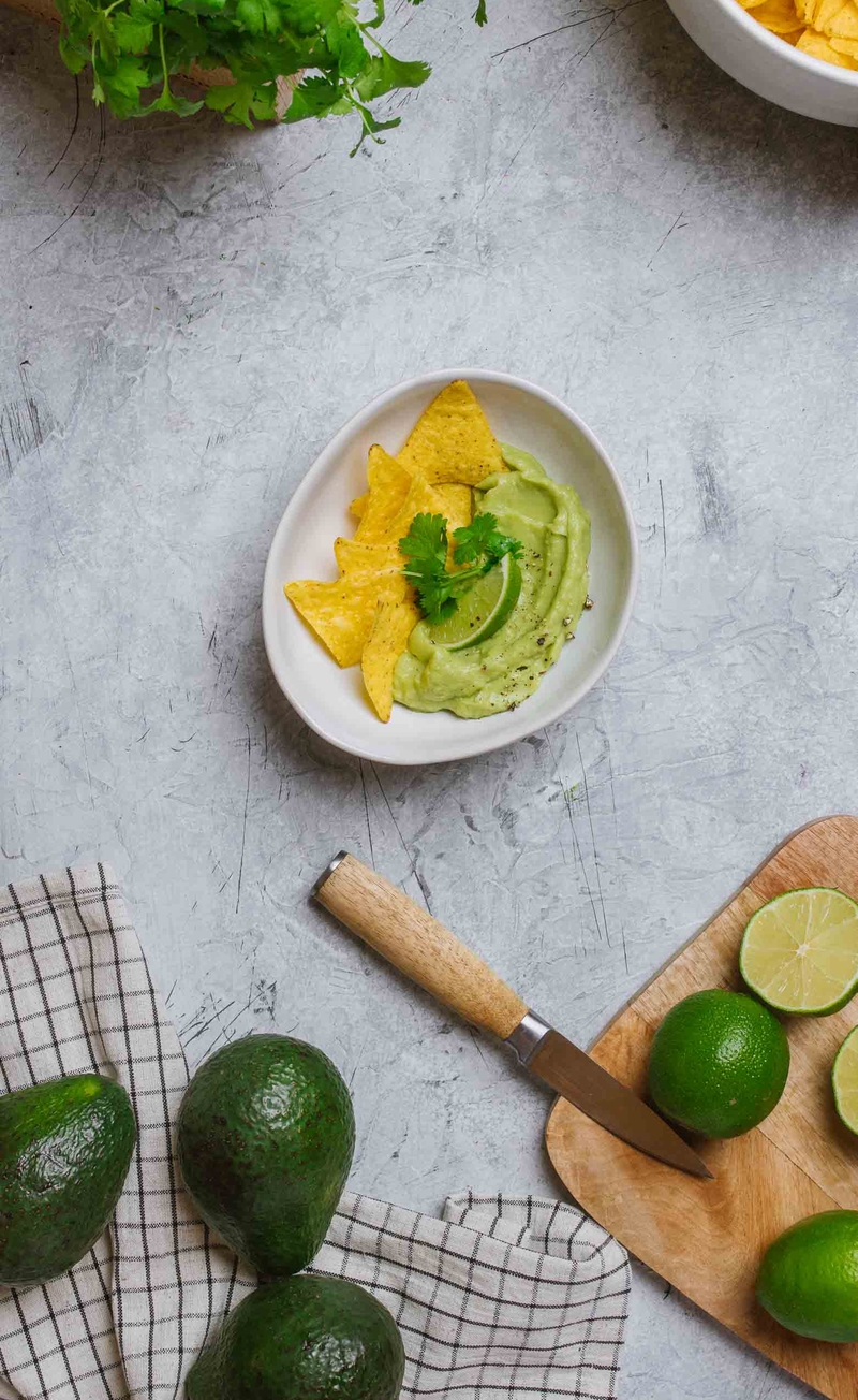 Guacamole z nachosami kukurydzianymi