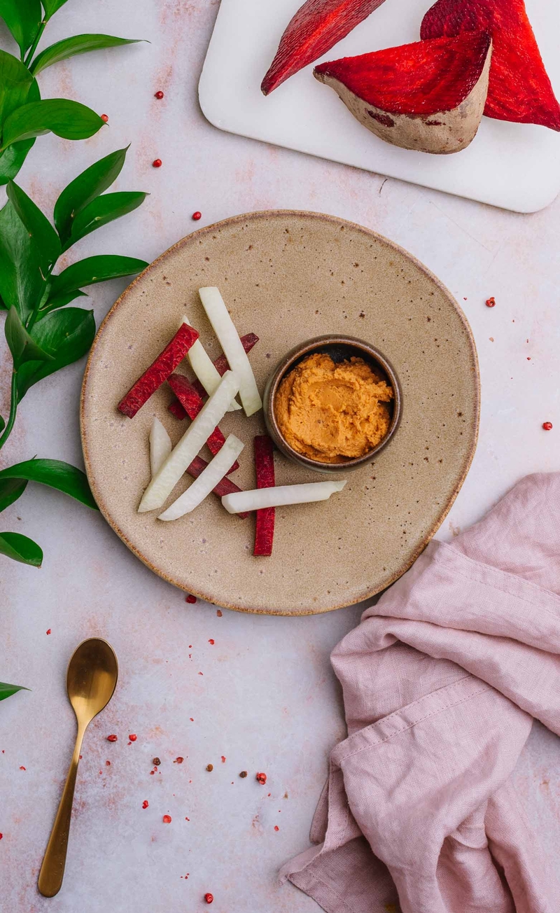 Słupki warzyw, hummus pomidorowy