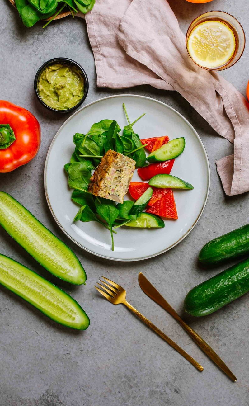 Keto frittata z bekonem i pieczarkami, czosnkowe aioli z awokado, ogórek z papryką i szpinakiem