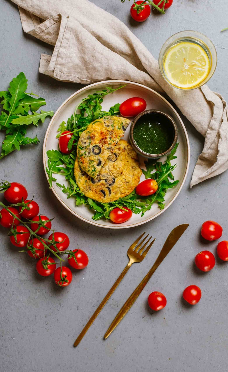 Włoskie keto omlety jajeczne z oliwkami, pesto bazyliowe, świeże warzywa