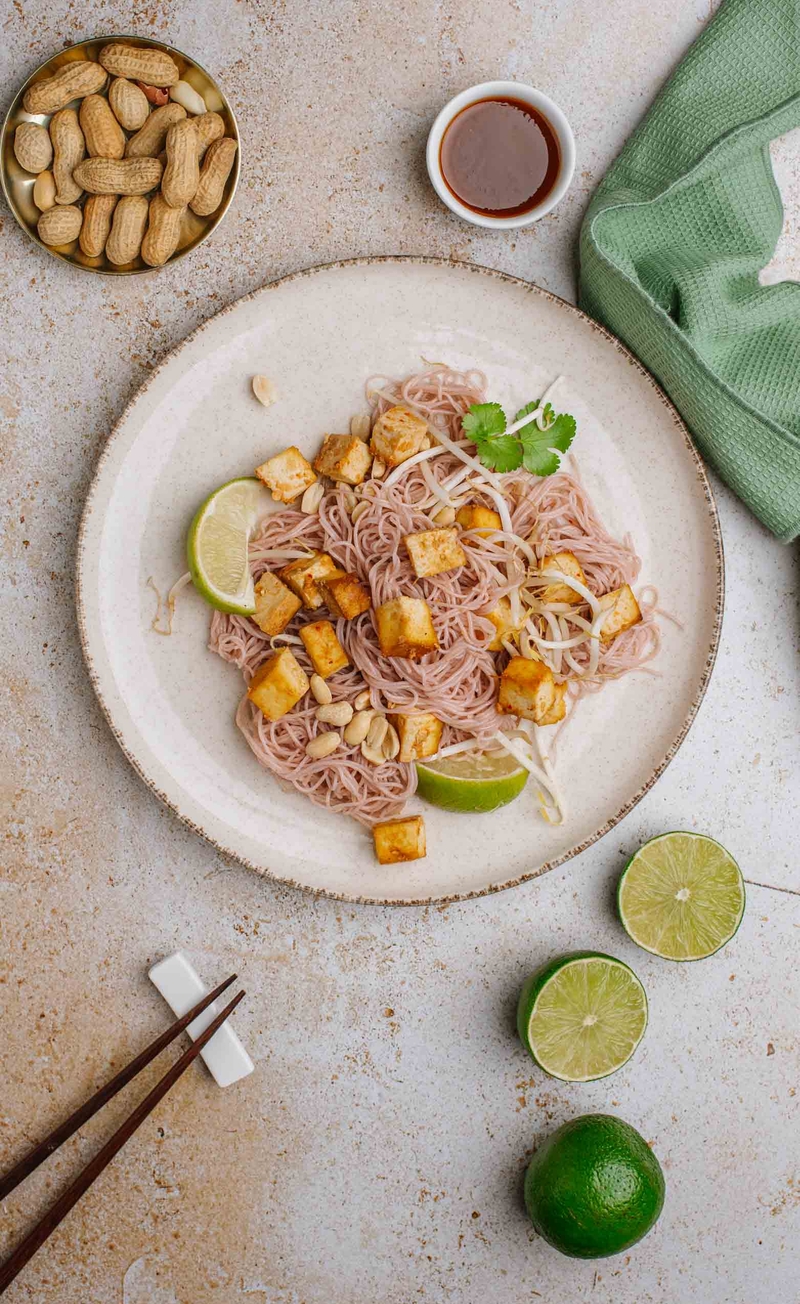 TEST_Pad thai z tofu, kiełkami fasoli mung, orzechami ziemnymi i limonką