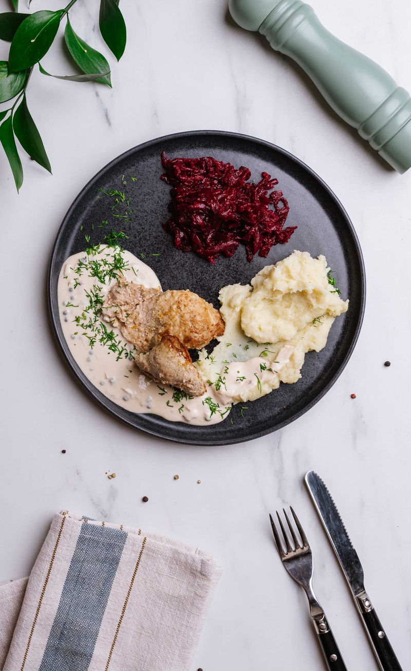 Bitki wieprzowe w sosie z zielonego pieprzu, puree ziemniaczane, surówka buraczkowa