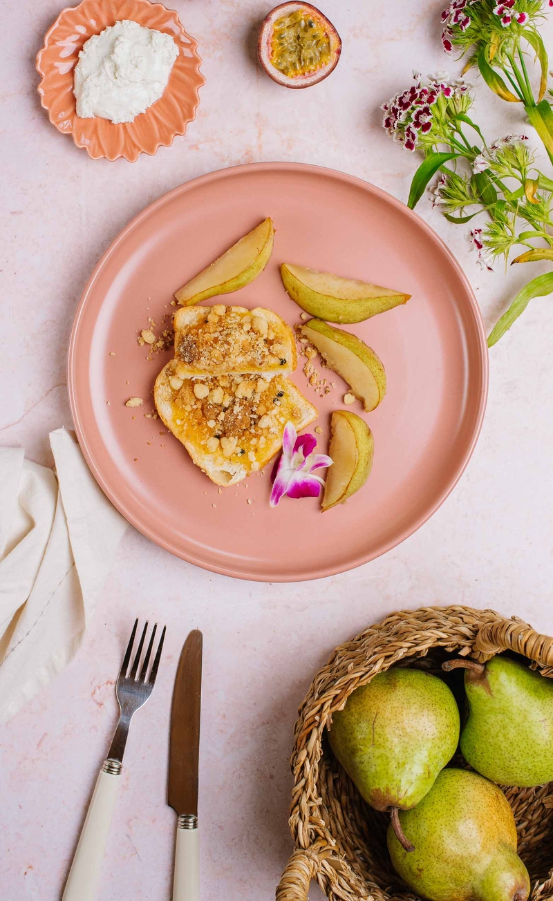 Maślana chałka z kruszonką, creme fraiche, dżem mango-marakuja, cząstki gruszki