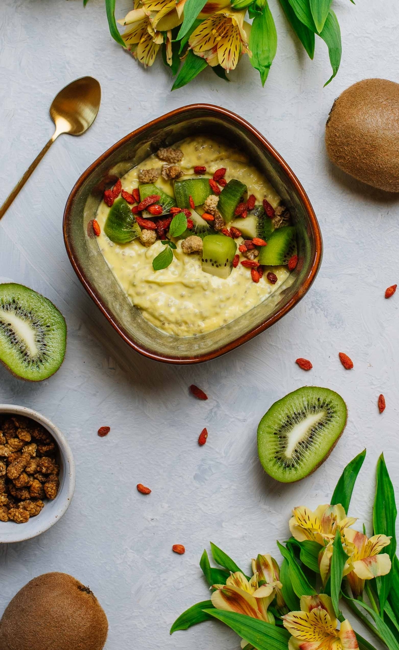 Mango superfoods bowl z jagodami goji i morwą białą, kiwi