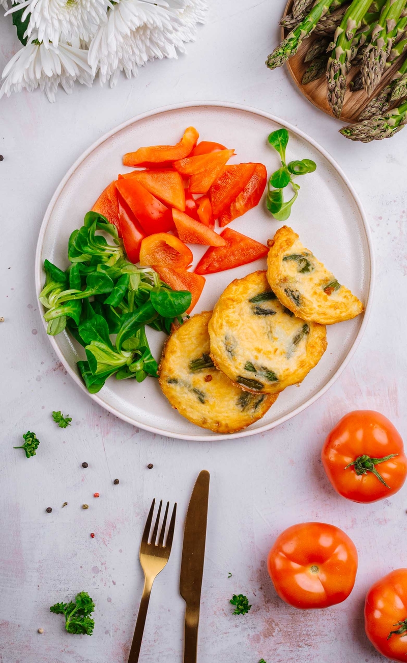 Zapiekany omlet z serkiem wiejskim ze szparagami, pomidorami i mozzarellą, świeże warzywa